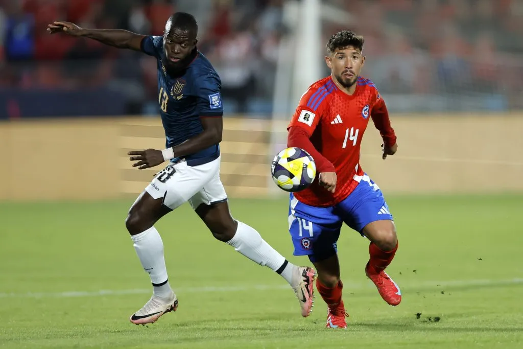 Felipe Loyola en acción ante Enner Valencia en el 0-0 de Chile ante Ecuador. (Javier Torres/Photosport).