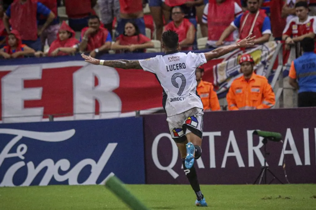 El Gato Lucero le anotó a Fortaleza con la camiseta de Colo Colo en el Arena Castelao. (Agif/Photosport).