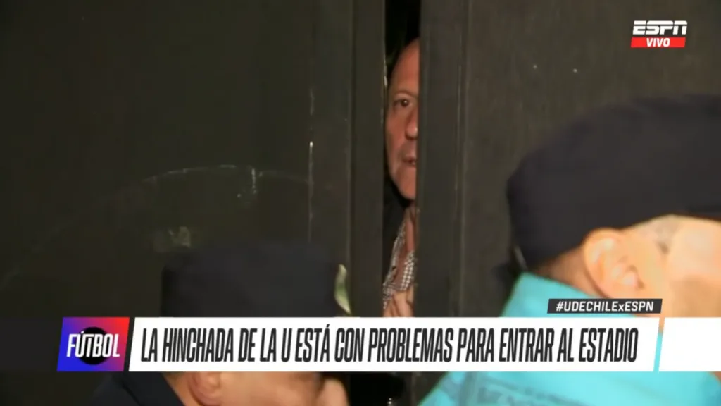 Los problemas en uno de los accesos al recinto reportados por la TV. Foto: Captura ESPN.