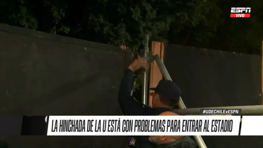 Los problemas en uno de los accesos al recinto reportados por la TV. Foto: Captura ESPN.
