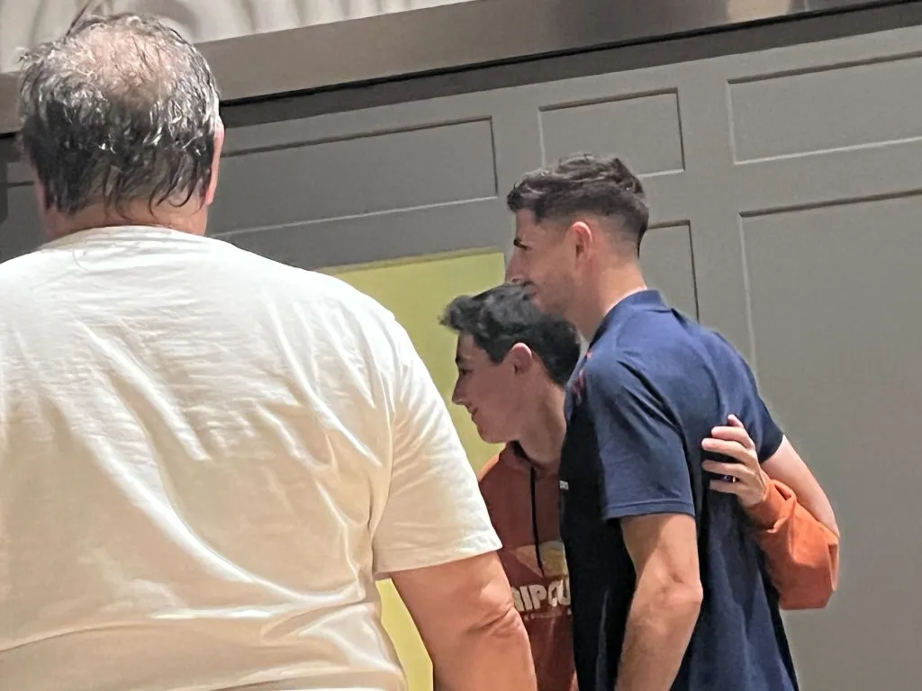 Lucas Di Yorio fue visitado por parte importante de su familia, donde también se tomó fotografías en el hotel.
