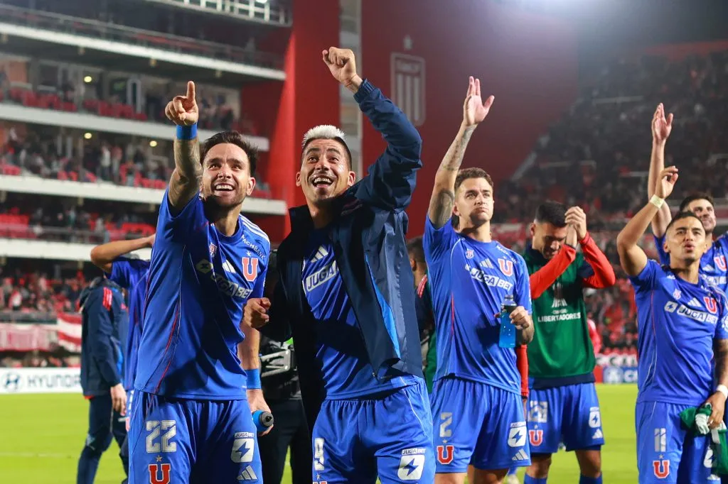 La celebración de Leandro Fernández tras la victoria ante Estudiantes de La Plata. Foto: Javier Vergara/Photosport