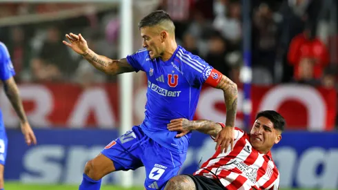 Charles Aránguiz terminó con dolores en su tobillo tras un golpe.