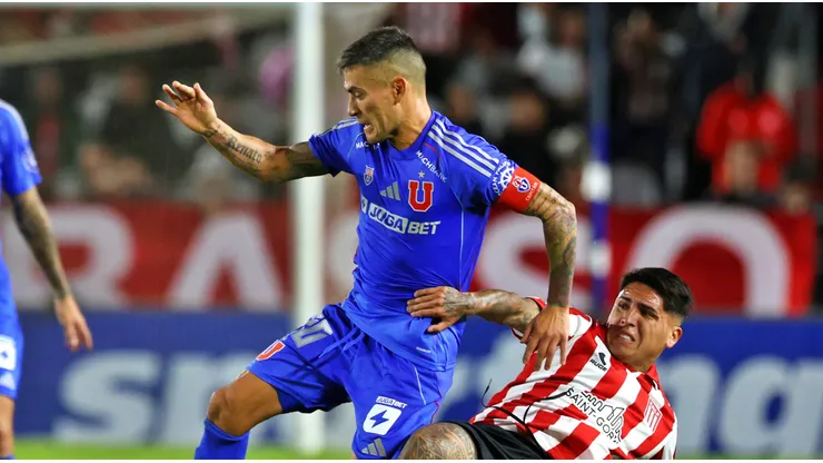 Charles Aránguiz terminó con dolores en su tobillo tras un golpe.
