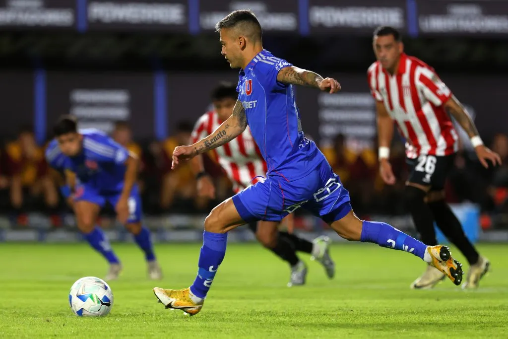 Charles Aránguiz anotó el 1-1 transitorio para Universidad de Chile ante Estudiantes. | Foto: Photosport.