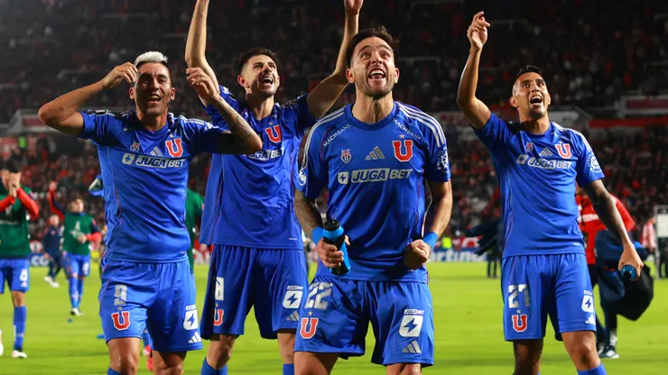 Los festejos azules tras derrotar a Estudiantes: Colo Colo a la vista.