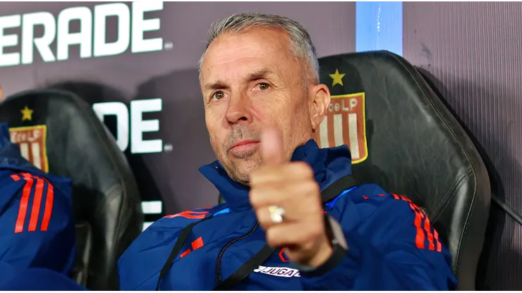 Álvarez se la jugó con sacar a Fernández por Nicolás Guerra.