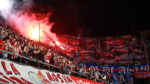 La barra de la U encendió bengalas en Argentina.