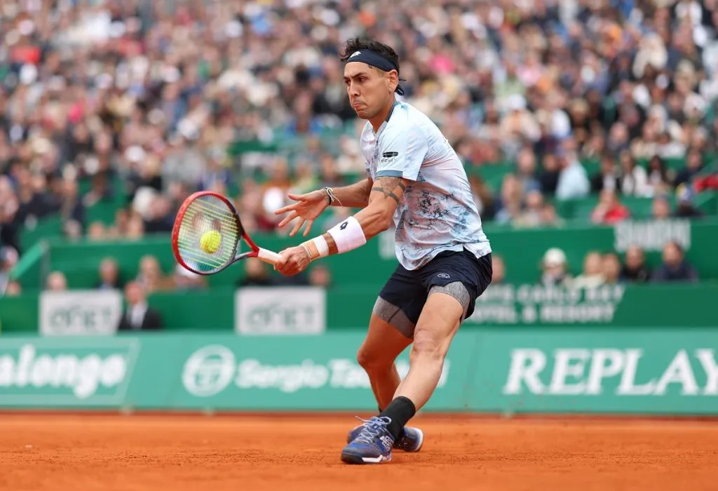 Alejandro Tabilo durante su partido contra Novak Djokovic en el Masters de Montecarlo 2025 ( Getty Images).