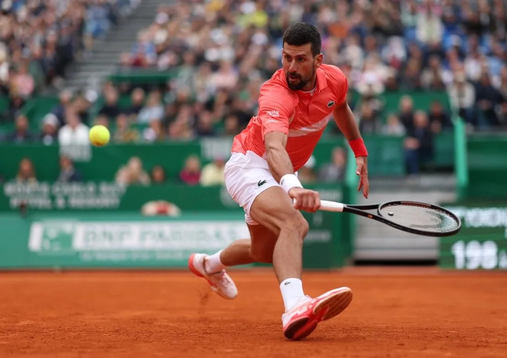 Novak Djokovic durante su partido contra Alejandro Tabilo en el Masters de Montecarlo 2025 ( Getty Images).