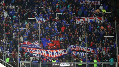 Los hinchas de la U dejaron callado al estadio argentino.