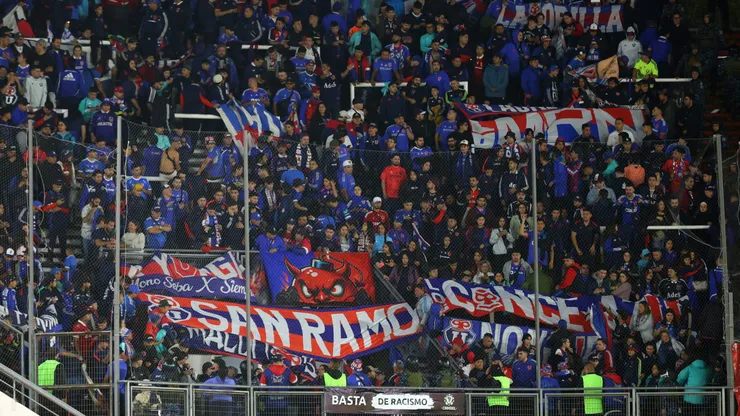 Los hinchas de la U dejaron callado al estadio argentino.