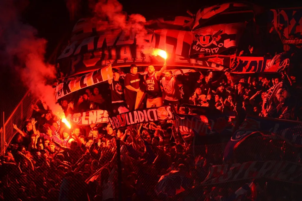 Los hinchas de la U encendieron bengalas en La Plata. Foto: Foto Baires/Photosport
