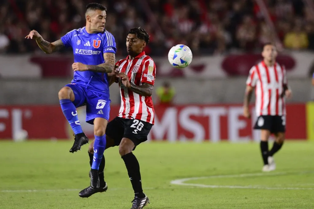 Charles Aránguiz lucha un balón con Cristian Medina en el duelo que la U le ganó a Estudiantes. (Foto Baires/Photosport).
