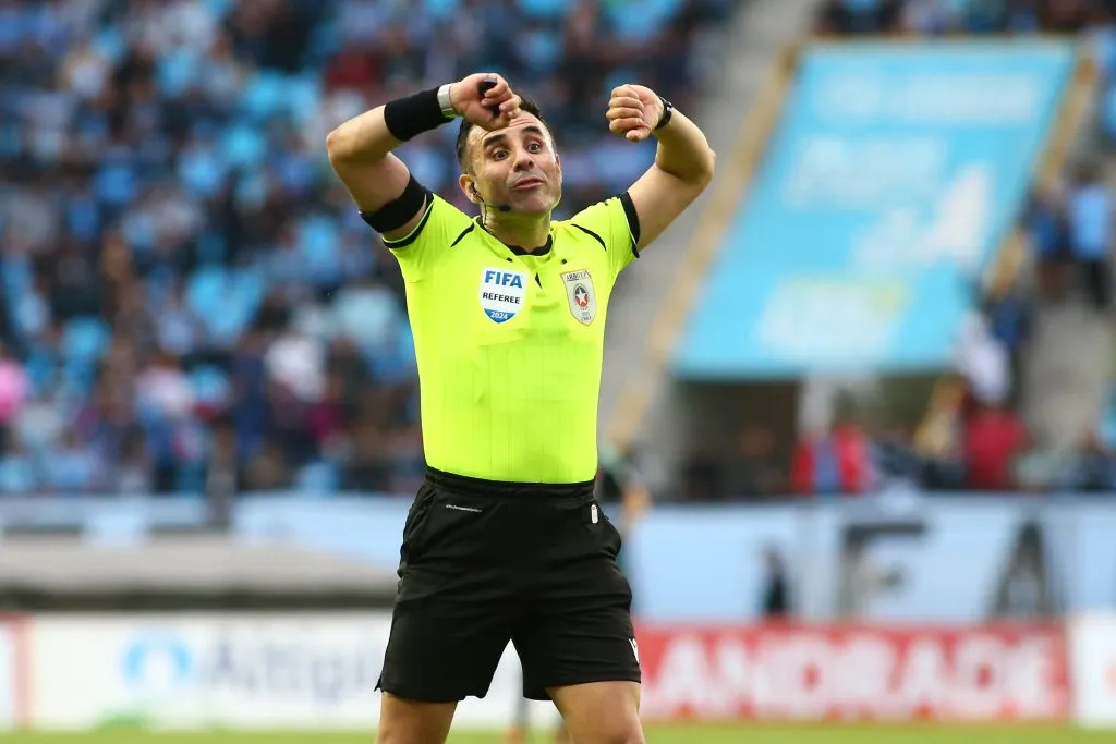 Piero Maza será el árbitro para el Superclásico del fútbol chileno. Foto: Alex Diaz/Photosport