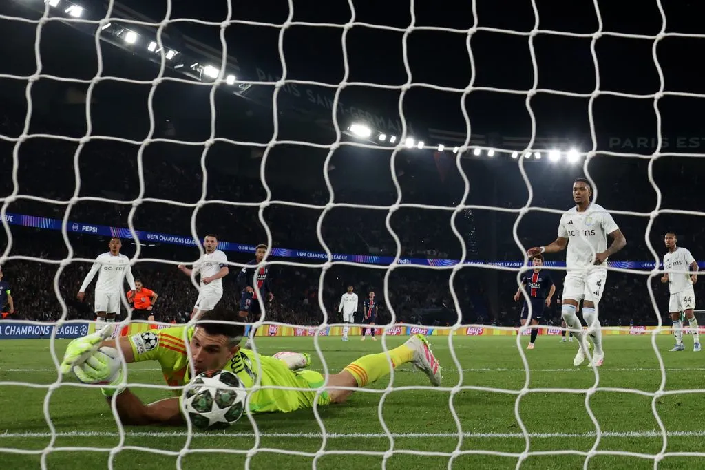 Además del triunfo del Barcelona, el PSG se hizo respetar como local con otro papelón del Dibu Martínez. Foto: Getty Images.