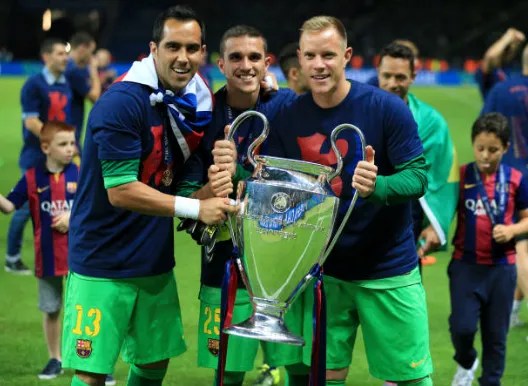 Claudio Bravo y Marc-André ter Stegen con la Champions League. (Getty Images).