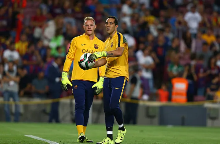 Claudio Bravo y Marc-André ter Stegen en el Barcelona. (Getty Images).