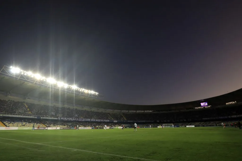 El Estadio Ester Roa de Concepción ha sufrido con el estado de su cancha en los últimos meses. Foto: Eduardo Fortes/Photosport