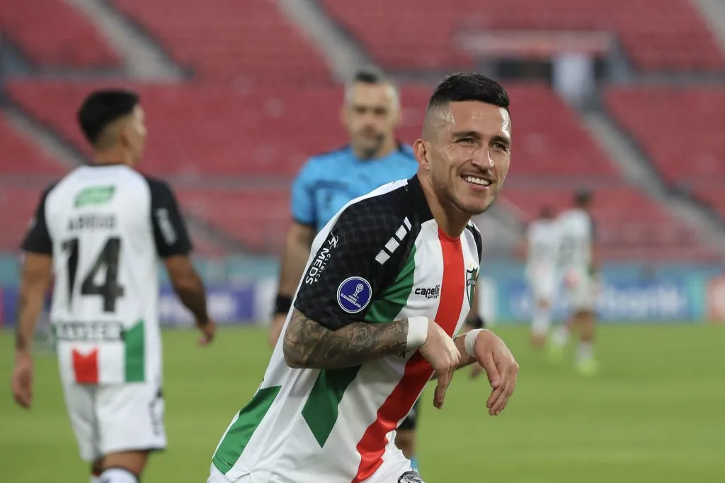 Bryan Carrasco celebró con su tan típico festejo de Velociraptor. (Felipe Zanca/Photosport).