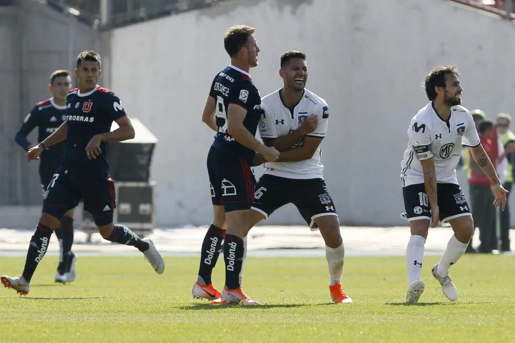 Ángelo Henríquez fue expulsado en un Superclásico por golpear a Juan Insaurralde. (Ramon Monroy/Photosport).