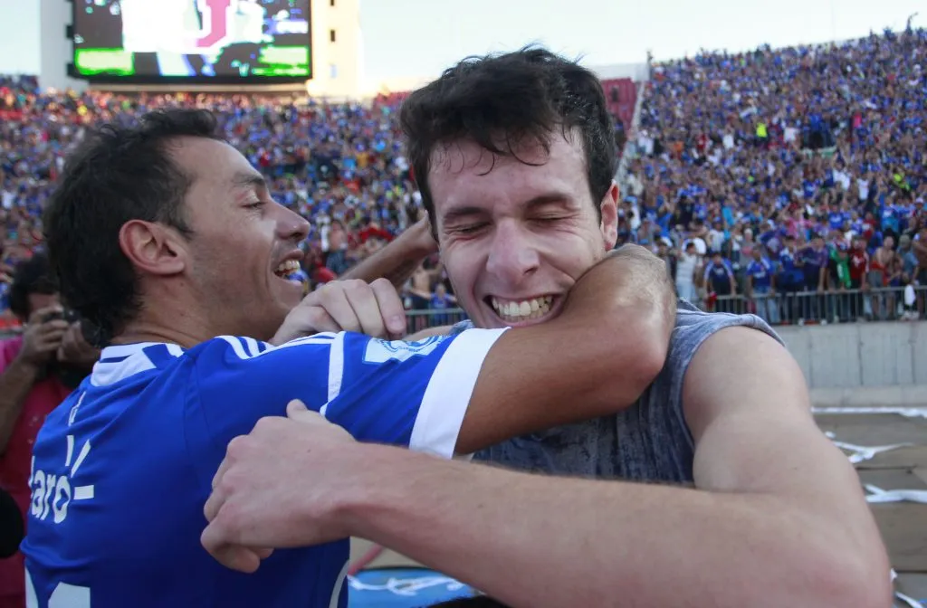 Marcelo Díaz festeja con Ángelo Henríquez en aquel inolvidable 5-0 que la U le propinó a Colo Colo en 2011. (MARCELO HERNANDEZ/PHOTOSPORT).