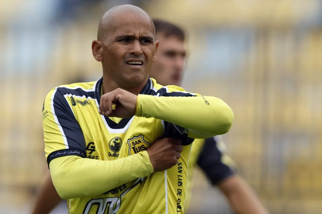 Chupete Suazo se rindió ante la U de Gustavo Álvarez | Photosport
