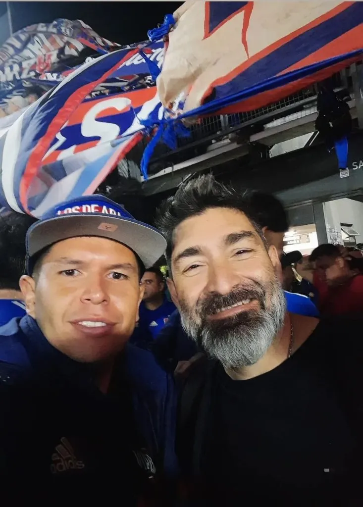 Gamadiel García con los hinchas de la U en La Plata. Foto: Josemi.