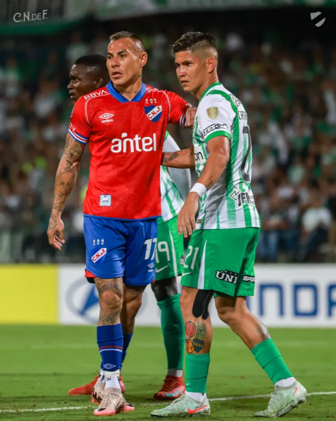 Eduardo Vargas ante Atlético Nacional en la Libertadores.