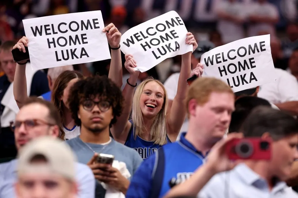 Fanáticos apoyando a Luka Doncic (Getty ImageS).
