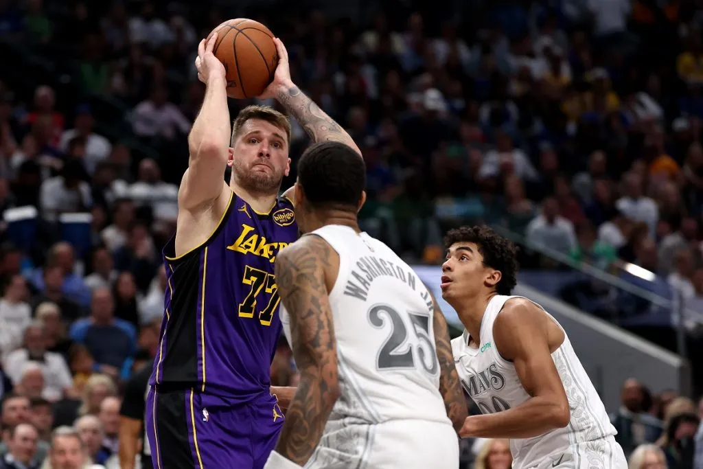 Luka Doncic de Los Angeles Lakers lanza el balón contra los Dallas Mavericks (Getty Images).