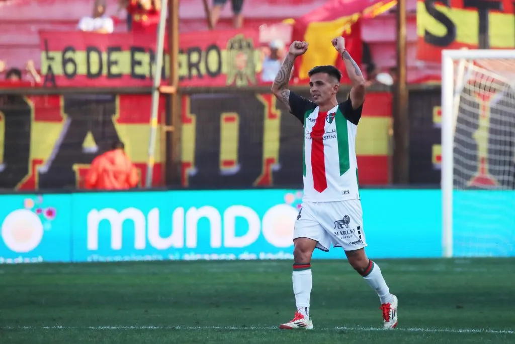 Joe Abrigo recibió el apoyo de sus compañeros en Palestino tras contar su delicada historia familiar. | Foto: Photosport.
