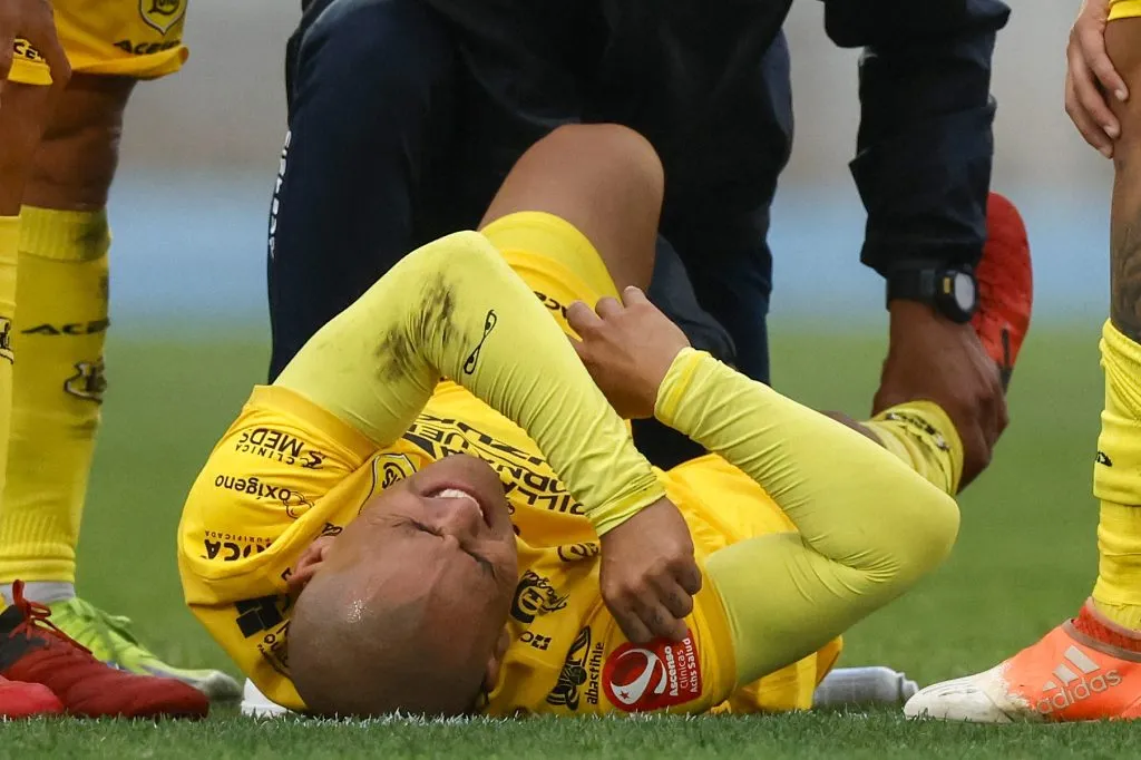 Humberto Suazo batalló durante varios meses con una lesión en su rodilla, que lo vio volver a las canchas recién este 2025. Foto: Andres Pina/Photosport