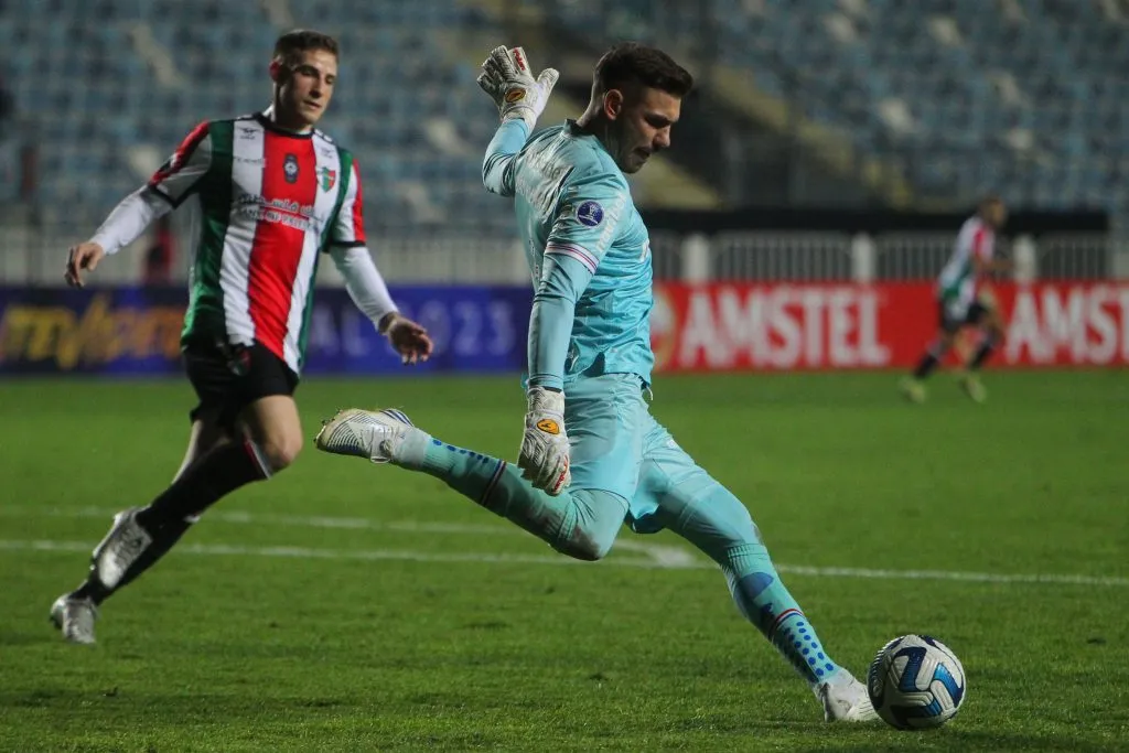 Joao Ricardo despeja el balón ante Palestino en Rancagua. (Jorge Loyola/Photosport).