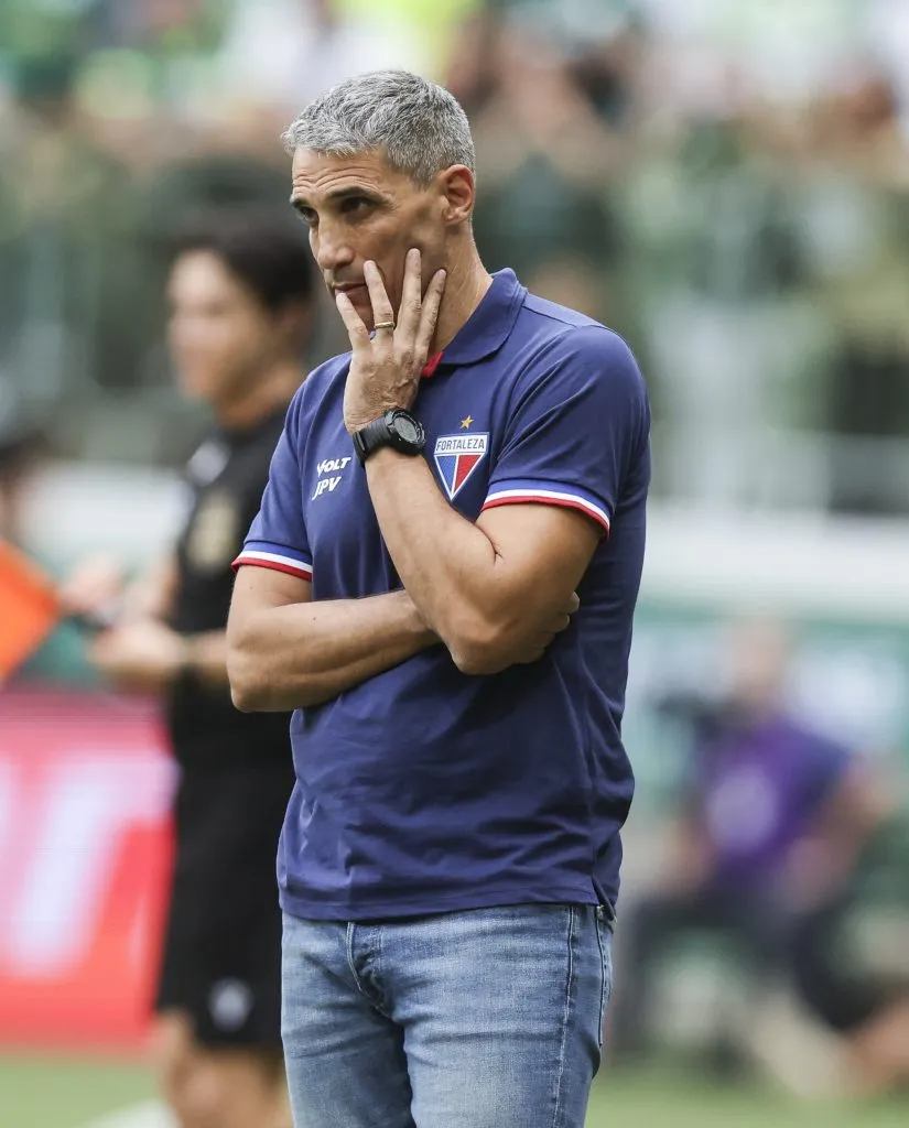 Juan Pablo Vojvoda parará una formación de Fortaleza que se ve afectada en un sector y Colo Colo toma nota. Foto: Photosport.