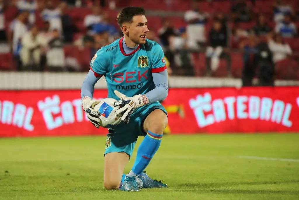 Franco Torgnascioli se ubicó entre los 100 mejores arqueros del mundo. Foto: Photosport.