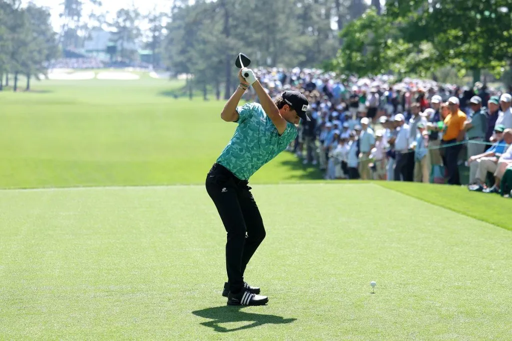 Joaquín Niemann juega su golpe desde el séptimo tee durante la primera ronda del Torneo de Maestros de 2025 en Augusta (Getty Images).