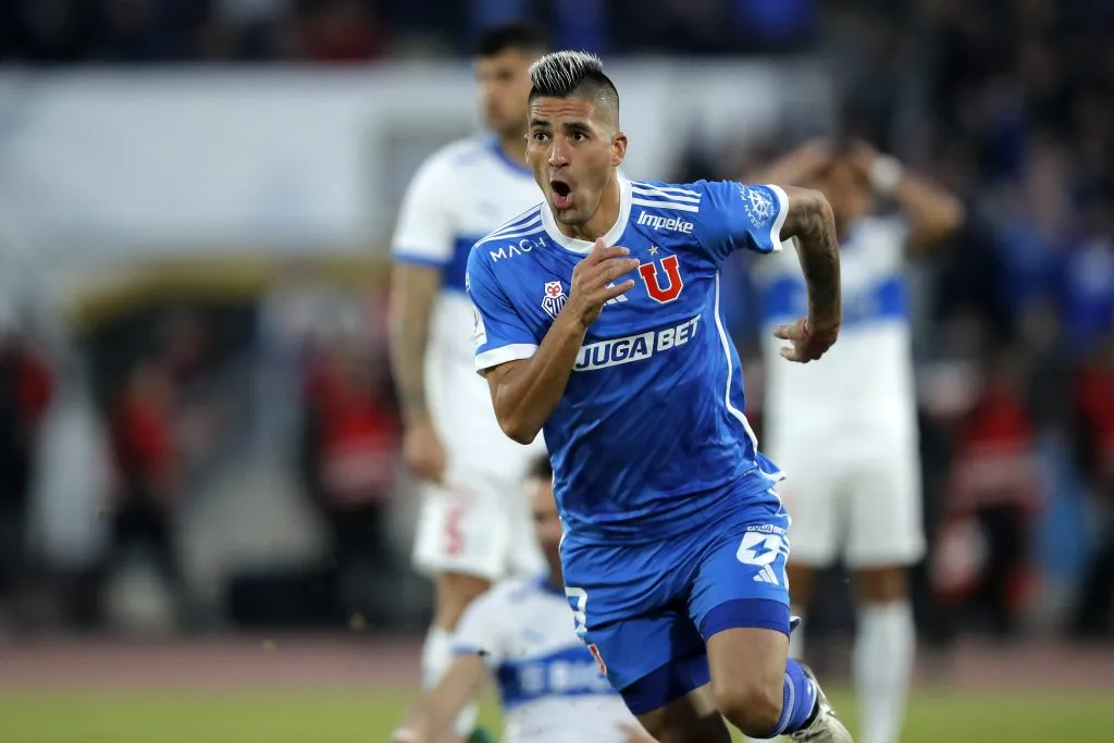 Leandro Fernández se fotografió junto a un jugador de la Católica. (Javier Torres/Photosport).