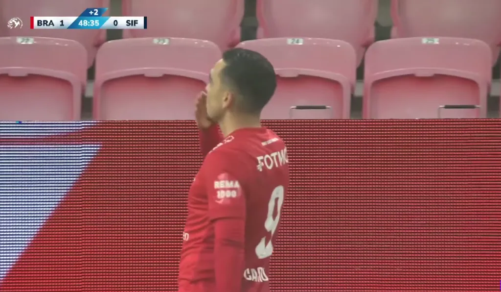 El festejo de Niklas Castro tras convertir su gol a Strømsgodset IF. Foto: TV 2 Sport.