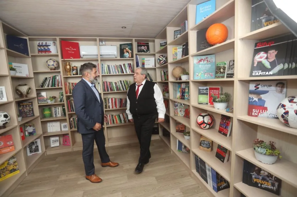 Gamadiel García junto a Aldo Schiappacasse en la biblioteca