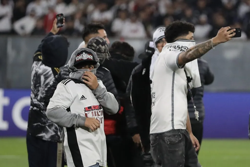 Los delincuentes que ingresaron a la cancha del Monumental. Foto: Felipe Zanca/Photosport