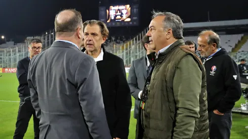 Aníbal Mosa hablando con representantes de la Conmebol tras el escándalo.