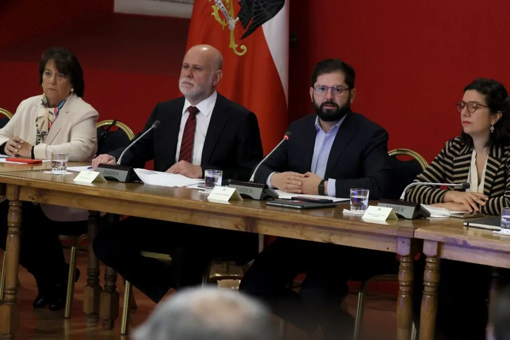 SEl Presidente de la Republica, Gabriel Boric,  encabeza un nuevo consejo de gabinete, donde el tema de los hinchas fallecidos de Colo Colo se tocó. Foto: Dragomir Yankovic/Aton Chile