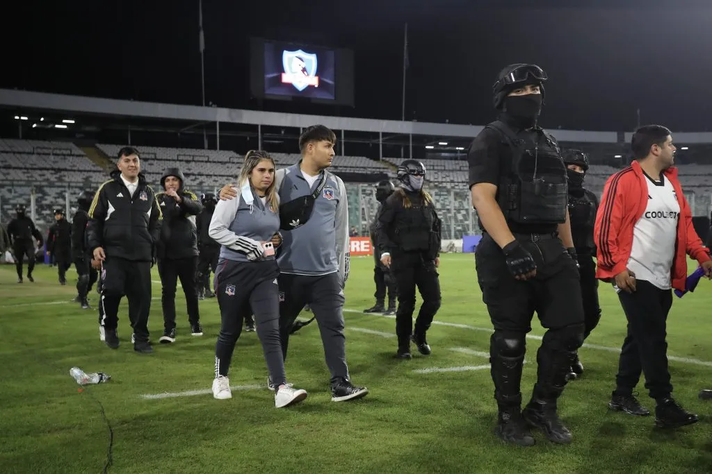 Los hinchas de Colo Colo ubicados en el sector Cordillera tuvieron que salir por la cancha del Estadio Monumental. | Foto: Photosport.