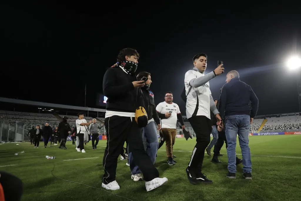 Los hinchas de Colo Colo ubicados en el sector Cordillera tuvieron que salir por la cancha del Estadio Monumental. | Foto: Photosport.