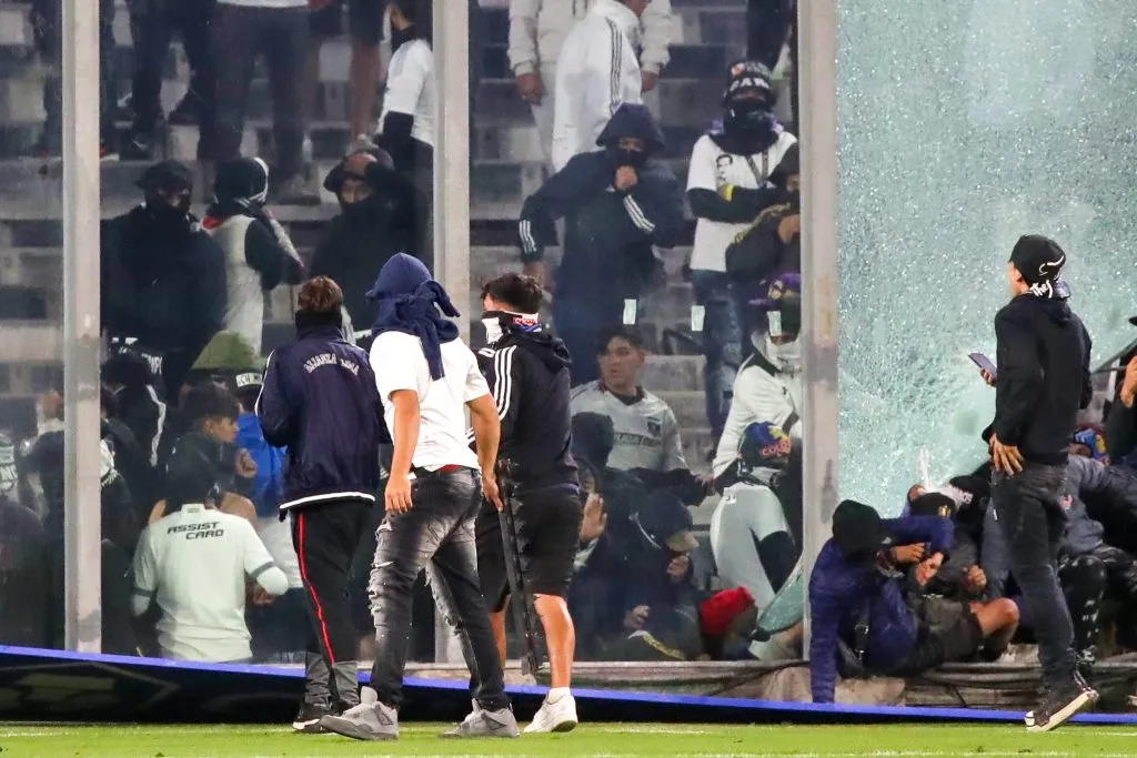 Parte de los fuertes incidentes en el estadio Monumental. Foto: Jonnathan Oyarzun/Photosport