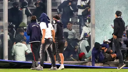 Hinchas de Colo Colo irrumpen el partido de Copa Libertadores contra Fortaleza en el Estadio Monumental.