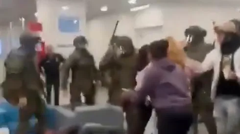 Carabineros llegó a la clínica donde estaban los familiares de los hinchas fallecidos