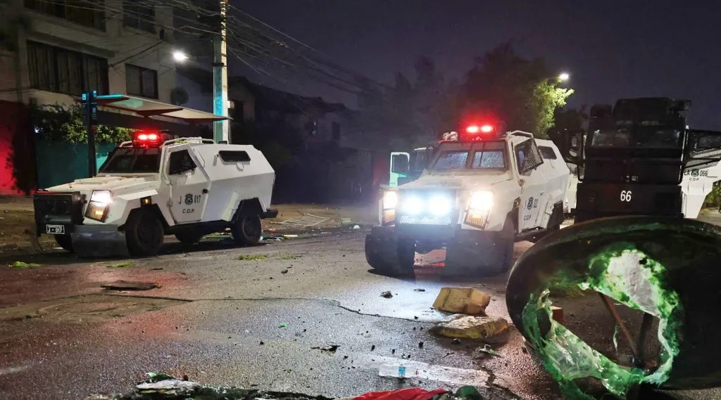 Diversos informes apuntan a un errático actuar de los carros policiales en el Colo Colo vs Fortaleza. | Foto: Getty Images.