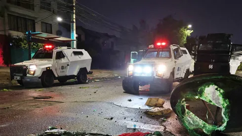 Diversos informes apuntan a un errático actuar de los carros policiales en el Colo Colo vs Fortaleza. | Foto: Photosport.